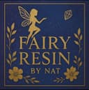Créatrice artisanale d’objets en résine époxy ✨️

Chaque pièce est unique et réalisée à la main: bijoux, objets de décoration et accessoires, souvent inspirés de la nature et du monde féerique.

Toutes les créations sont fabriquées artisanalement dans mon atelier en France, avec passion et soin du détail.