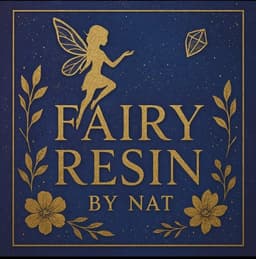 Créatrice artisanale d’objets en résine époxy ✨️
Chaque pièce est unique et réalisée à la main: bijoux, objets de décoration et accessoires, souvent inspirés de la nature et du monde féerique.
Toutes les créations sont fabriquées artisanalement dans mon atelier en France, avec passion et soin du détail.
Créations possibles sur demande avec un délai de 3-4 semaines
